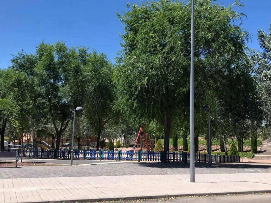Vut El Parque -Con Piscina En Verano - Aparcamiento En Calle Y Parking Gratis En El Centro Ciudad Real Exterior photo